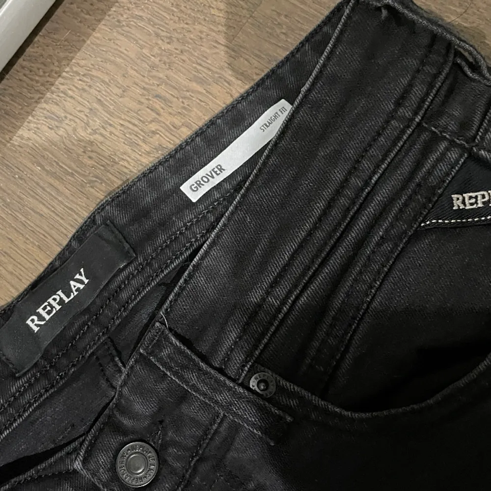 Säljer ett rätt så nytt par replay jeans eftersom dem är för små för mig.. Jeans & Byxor.