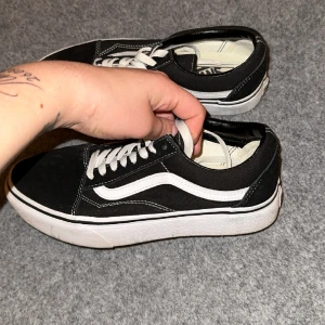 Vans  - Säljer ett par Vansi storlek 39 som knappt är använda, perfekt om man vill ge bort i present eller unna sig själva ett par snygga och billiga Vans. Såklart äkta 