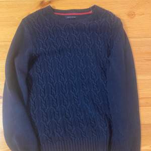 Säljer den här stickade Tommy Hilfiger tröjan billigt då den inte längre passar🙃 Perfekt till vintern och skicket är 9/10💪 pris kan även diskuteras🔥🔥