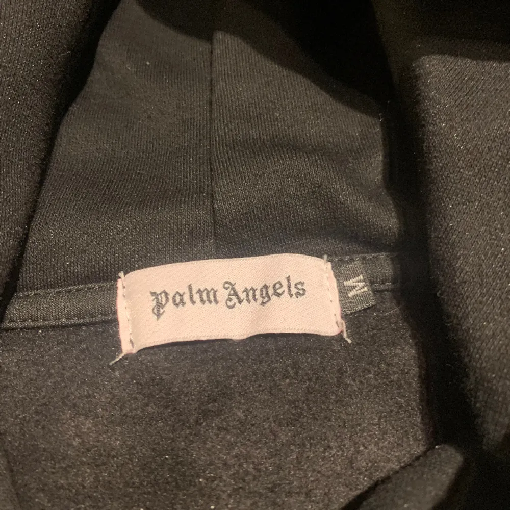 Hej säljer nu min Palm angels hoodie storlek medium, använd 2 gånger. Kvitto finns. . Hoodies.