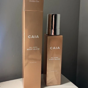 Caia - I dagens lucka av Caia kalendern fick jag all over body glow! Det är inget jag andvänder så säljer den helt oandvänd!  Har färgen medium på kalendern❣️  Ny pris 495kr jag säljer den för 200kr! Kom med eget pris förslag 💞