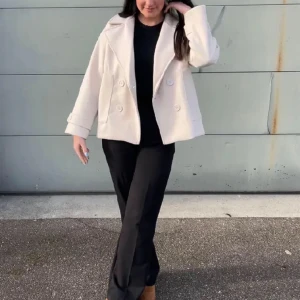 Design by si kappa  - Säljer min design by si kappa i färgen of white.  Använd 1 gång då den inte va i min stil.  Köpt för 757 säljer för 500 eller prisförslag💙