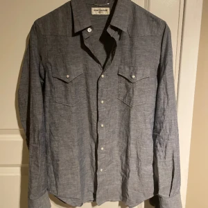 Saint Laurent skjorta (2013) - Sample indigo Saint laurent western skjorta från hedi slimanes andra år för Saint laurent. I saint laurents klassiska sample size(passar perfekt S) se sista bild för sample tag. Skriv gjärna för frågor eller fler bilder!