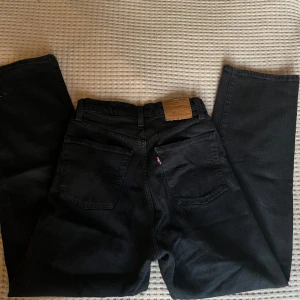 Levi’s Ribcage Straight Jeans - Supersköna brallor! 😍Svarta, raka, högmidjade byxor. I storlek 24, alltså en mindre modell och i perfekt längd för de som är kortare! Använda endast ett fåtal gånger, finns ett litet märke längst ner. Säljer då jag vill uppdatera min garderob ☺️ 