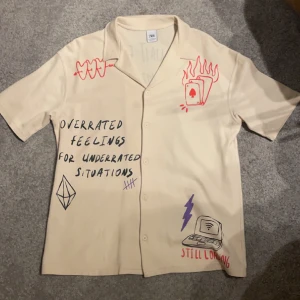 Skjorta  - En snygg kortärmad skjorta från Zara med tryck på. Använd ett fåtal gånger och säljs då den inte kommer till användning. För frågor eller funderingar vänligen skriv.  