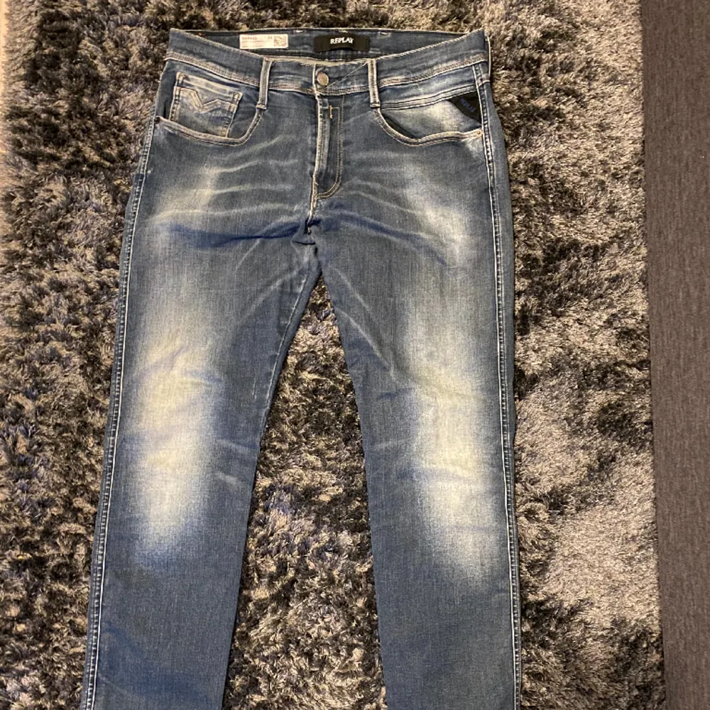 Säljer nu dessa Replay jeansen i denna riktigt schysta tvättningen. Storlek 32-34 i 9/10 skick! Vid frågor är det bara att höra av sig! Självklart billigare vid snabb & billig affär!. Jeans & Byxor.