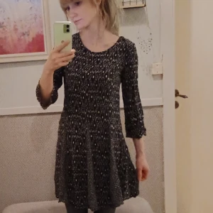 Pimkie klänning - Mönstrad avslappnad klänning från Pimkie. Välanvänd och därav lite blekt i färgen, men i gott skick :)