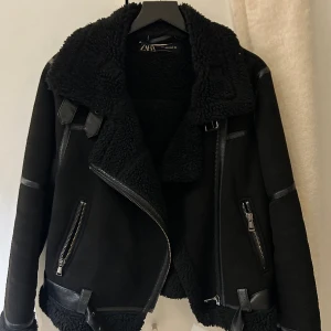 Zara jacka - Inga skador eller fläckar på jackan, användes under en vinter med i jätte fint skick💕 Jackan är i storlek L men passar även m och xl och beroende på hur man vill ha den. Jag själv har storlek m och skulle säga att den är ungefär två storlekar större❤️