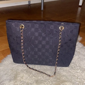 Svart väska - Bra skick knappt använd