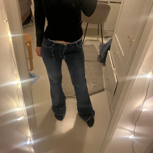 Lågmidjade bootcut jeans  - Coola lågmidjade jeans som är hela nya! Midjemått 36 cm rakt över, innerbenslängd 80 cm