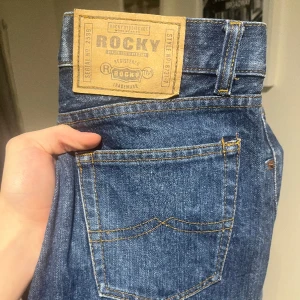 Blåa rocky jeans - Rocky jeans i nyskick  Storlekarna är 29. 32 Pris 200kr
