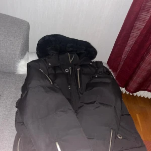 Moose knuckles jacka - Använd men inte så länge