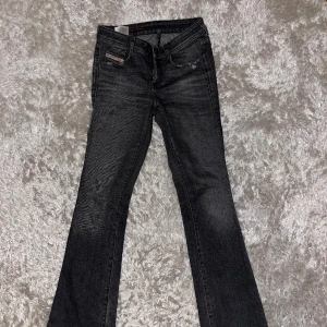 Diesel jeans  - Säljer mina favoriter från diesel som är hur snygga som helst!🩷De är storlek 26 längd 32, men skulle säga att passar även en 25. Superfina med bootcut. Köpta för 1200. 💕