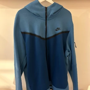 Nike Tech fleece  - Säljer en Nike tech fleece i storlek Xl, sällsynt färg  Köpt på foot locket i Los Angeles för drygt 1 år sedan. Använd några gånger försiktigt, i nyskick. Kan fraktas mot kostnad