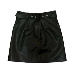 läder minikjol/miniskirt - säljer denna ascoola läder minikjolen. kjolen är i läderimitation och har använts sparsamt. om du har frägor så är det bara att kontakta mig.