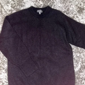 Svart stickad tröja  - Säljer denna supermysiga tröja från & other stories!💕 Modellen på tröjan är jättefin på och oversized. Skriv för fler bilder! 