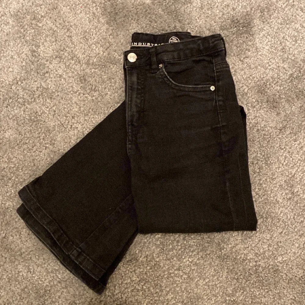 Svarta utsvängda jeans från Kappahl. Sparsamt använda. Säljer för att dom är för korta för mig som är 165 cm lång.. Jeans & Byxor.