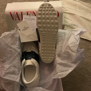 Valentino Skor - Säljer ett par Valentinos storlek 43 Ny Skick!, har beslutat mig för att sälja dom för att köpa ett par andra skor.Använt de typ 2 gånger, Skriv privat om ni har frägor om skorna, kvitto finns!. Priset ej sitter i sten!(Fri Frakt)