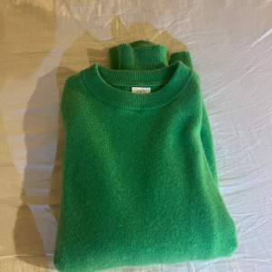 Säljer denna gröna kashmir tröjan från zara då den inte kommer till användning Nypris 1000 kr Frakt betalar köparen om den inte kan tänkas att mötas upp Lite nopprig på undersidan av ärmarna men syns inte, annars inga defekter 