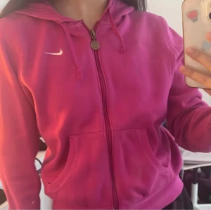 rosa nike kofta zip up hoodie - inga defekter, kontakta om du är intresserad eller vill ha fler bilder💓
