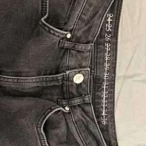 Svarta straight jeans. Midjemått 26 (storleken), jeansen är high waist. Har använts 2 gånger, passar ej längre. Köptes för 650kr. 