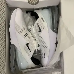 Säljer helt nya Nike skor med box, pris kan diskuteras.