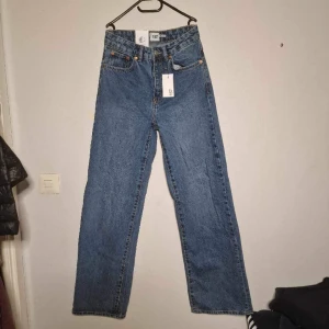 Raka vida högmidjade jeans  - Raka vida högmidjade jeans, aldrig använda, prislapp finns kvar.