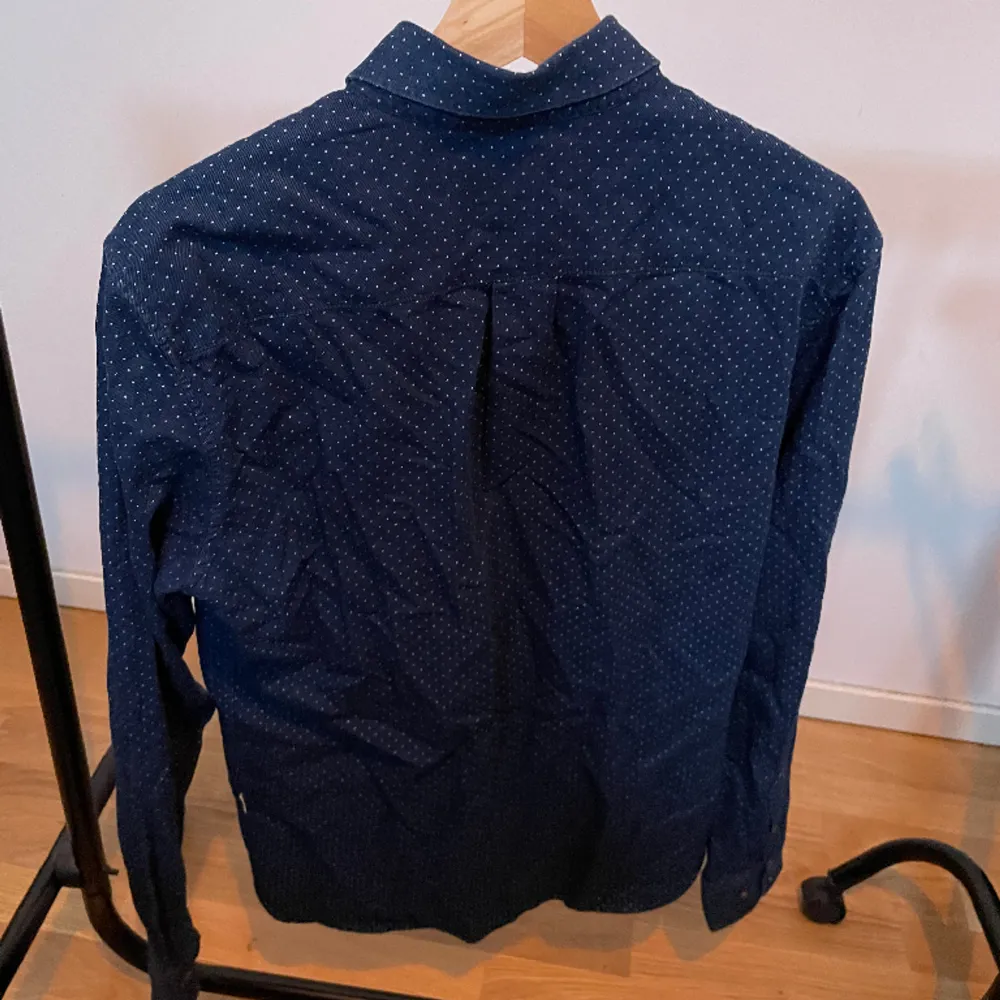 Mörkblå skjorta från Dobber S, lämnas antingen nytvättad/strykt eller båda. Skjortor.
