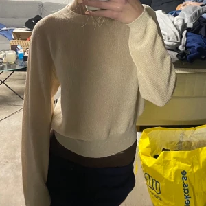 Stickad tröja  - Supersnygg tröja.  Den är glittrig vilket inte framkommer på bild. Den är är superbra skick, knappt använd