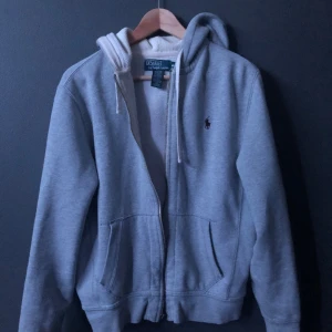 Polo Ralph Lauren Hoodie - Polo Hoodie, vintage bra skick men små slitor på fickorna