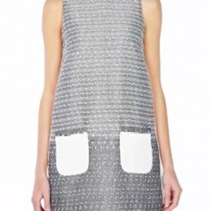 By Malene Birger, klänning ”Gojai” - Klänning i A-form från by Malene Birger. Riktigt fina skräddade detaljer och passform. Fickor i fram. Nypris ca 3400kr. Grå med vita fickor. Den glittriga effekten kommer från silvertrådar kombinerad med vita trådar som har mycket glans. Nyskick.