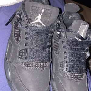 Jordan 4 black cats - Jordan 4or. Jätte snygga. Använt få gånger. Köpte under sommaren. Säljer pågrund av att storleken inte passar mig. Ge gärna bud