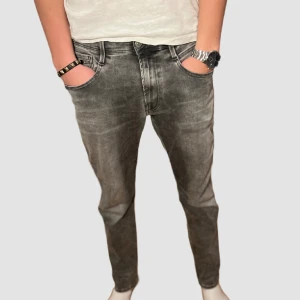 Replay Anbass - Gråa Replay hyperflex anbass jeans 34/30, riktigt snygga och funkar! Skick- 10/20 nyskick hittar inga defekter   Vid fler frågor & funderingar är det bara att höra av sig till mig!