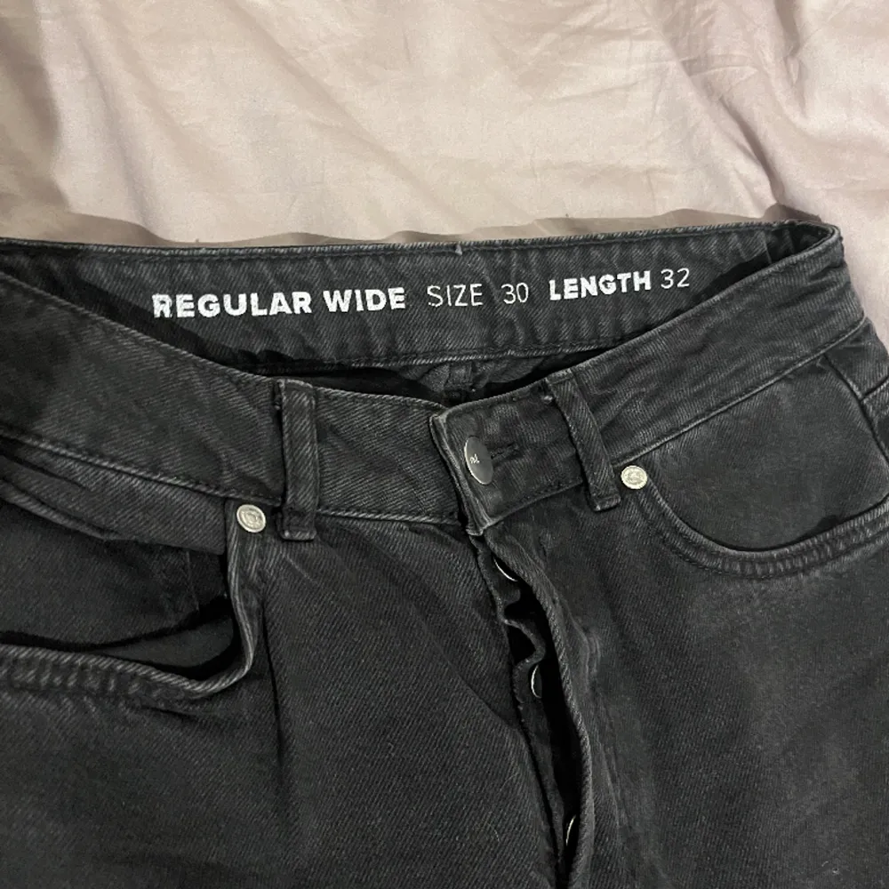 Säljer nu mina svarta midwaist jeans från bikbok eftersom de inte kommer till användning. De är använde ett fåtal gå ger. Vida/ raka ben. Size 30 lenght 32. 💞. Jeans & Byxor.
