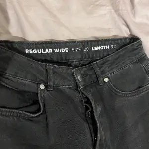 Säljer nu mina svarta midwaist jeans från bikbok eftersom de inte kommer till användning. De är använde ett fåtal gå ger. Vida/ raka ben. Size 30 lenght 32. 💞