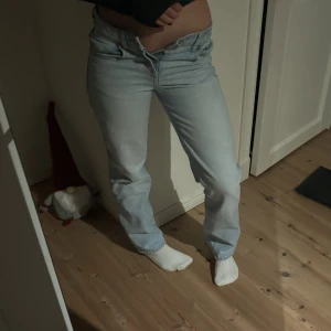 Jeans - Säljer nu ett par av mina favorit jeans från zara då jag växt ur de. Tanken med passformen är att de ska vara baggy. De är lågmidjade och när man knäpper dem ska de hamna under naveln. 🤩 Priset går att diskutera vid snabb affär.🙌🏻