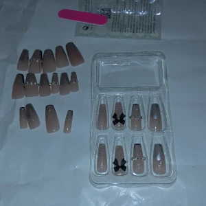 Naglar 💅🏼 om ni vill köpa.😊❄️ - Den här nageln är så vacker att jag precis köpte den här om ni vill köpa den skicka ett meddelande till mig  Och den här naglar har också nagelfil och gelelim.💅🏼❤️