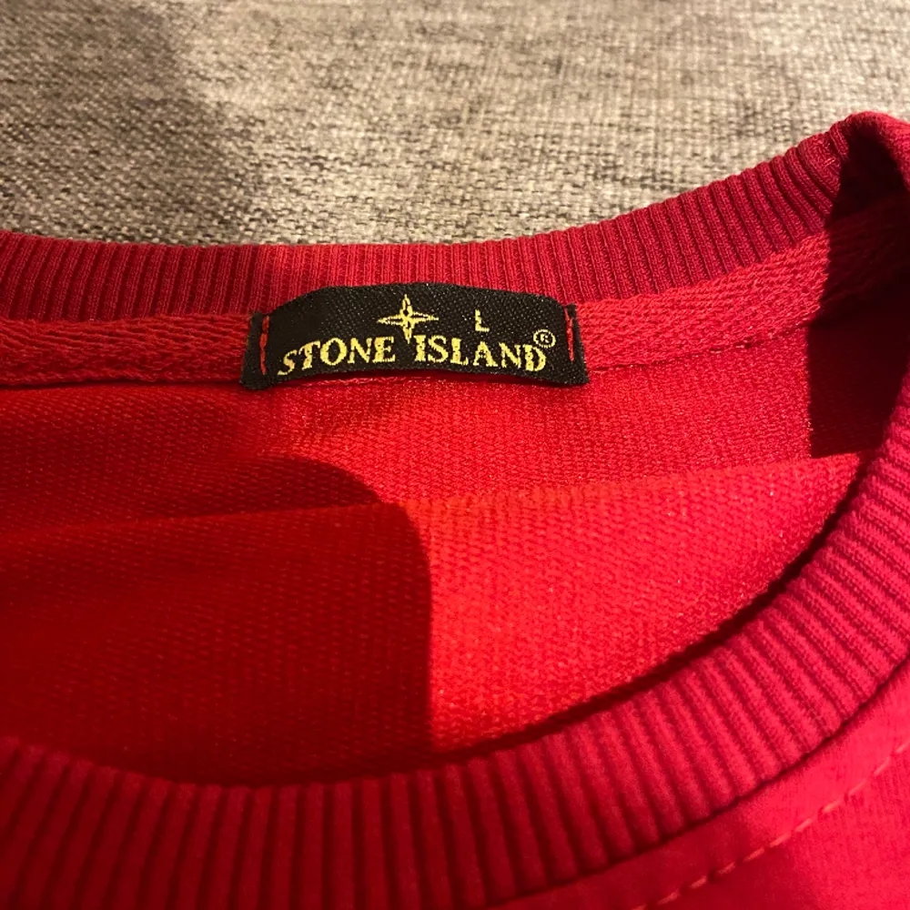 En skön stone island tröja som är i skick 8.5/10 säljer då den inte kommer till användning. Är i storlek L men är mer som en M. Skriv vid minsta fråga. Tröjor & Koftor.