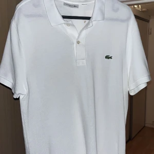 Lacoste Piké - 9/10 skick. L men passar M. köpt på johnells för 1100kr.