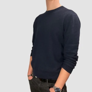 Kashmirtröja - Mörkblå tröja 50% Kashmir och merinoull, riktigt snygg i storlek M men är något mindre.   Skick: 7/10 tröjan är använd ganska mycket, inga hål eller så men någorlunda lurvig  Vid fler frågor & funderingar är det bara att höra av sig!