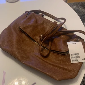 Axelväska  - Helt ny 