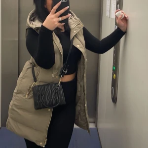 Beige/grön väst  - Väst ifrån zara 