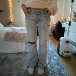 Jeans - Säljer dessa jättefina jeans, ser exakt ut såsom på bilden, midjemått 39, innerbenslöngd 82