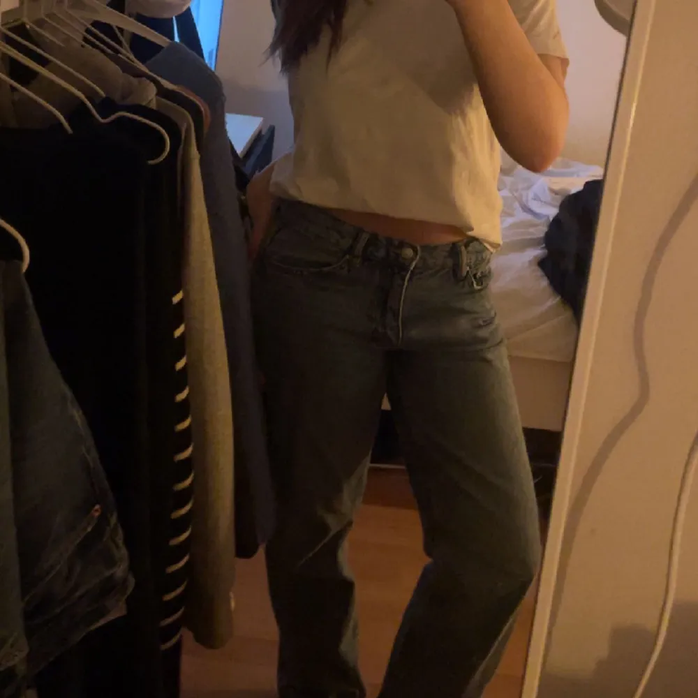 Gina tricot low waist jeans. Sparsamt använda så i gott skick!! . Jeans & Byxor.