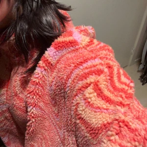 Fleece/jacka - En fleece som jag brukat använda som jacka. Otroliga färger, köpt från motel rocks för 2 år sen för 700 kr! Sitter bra oversize på mig som är en S. Varit en favorit! Frakt ingår inte i priset<33