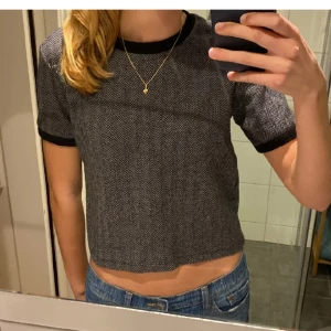 Mönstrad tröja - Jätte fin tröja som jag inte har användning av, den passar nog för xs-s