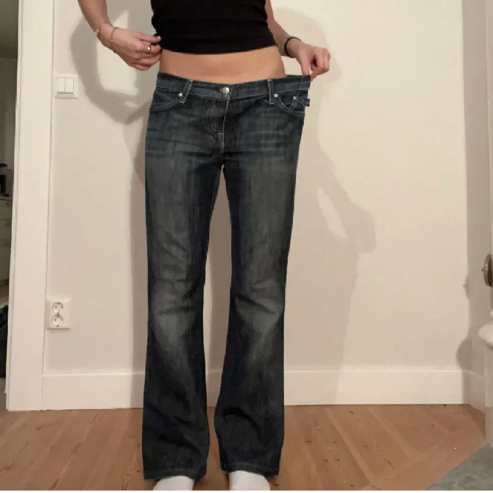Coola Lågmidjade jeans med fina fickor. Liknar Victoria Beckham jeans!  Bild 1 och 3 är lånad,  otroligt fina byxor men passade inte riktigt mig vid midjan och rumpan❤️ Är 1.68 och har M i byxor🥰 Midjemått:45cm. Jeans & Byxor.