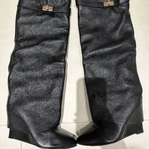 Givenchy  - Givenchy - inspirerade stövlar  Äkta läder  Stl 39 ( passar även stl 38) Helt nya men klacken har gått av - man kan fixa hos skomakaren enkelt.  