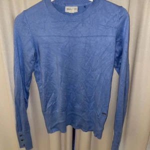 Blå Holly & Whyte tröja - Fint skick, använd fåtal gånger. Lite skrynklig men lätt fixat med ett strykjärn. Fin i passformen.