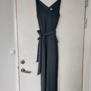 Oanvänd byxdress  - Oanvänd byxdress från hm 🌻